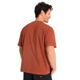 Remera color ladrillo de corte holgado, con cuello redondo y logo de la marca Caterpillar bordado en el pecho.