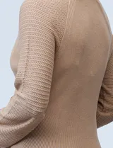 Buzo de tejido combinado marca Zac & Rachel en color blanco, con cuello redondo y mangas largas con diseño calado. Presenta un cuerpo con textura de punto acanalado.