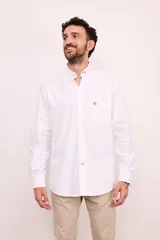Camisa blanca de algodón con corte clásico, cuello abotonado, manga larga, bolsillo en el pecho y logo bordado.