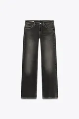 Pantalón de jean celeste claro, de tiro bajo, corte wide leg y largo hasta el tobillo. Tiene cinco bolsillos, cierre frontal con cremallera y botón metálico.