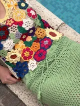 Top de crochet multicolor tejido a mano, con diseño floral y tirantes anchos.