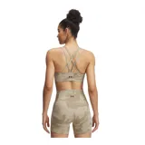 Bralette deportivo con estampado de camuflaje en tonos beige y logo de Project Rock en el centro.