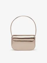 Bolso Diesel modelo 1DR, color negro charolado, con asa corta superior y correa bandolera extraíble. Presenta solapa con cierre magnético y logo ovalado "D" metálico en el frente.