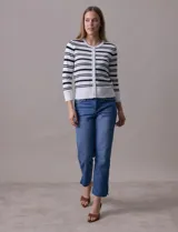 Cardigan de hilo fino marca Cable & Gauge, con rayas horizontales negras y blancas, escote redondo y cierre frontal con botones.