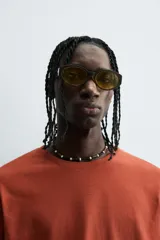 Remera color arena de corte recto, cuello redondo y mangas cortas.