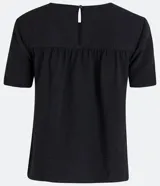 Blusa negra de poliéster con cuello redondo, manga corta y detalle de pliegues en los hombros. Cierre con botón en la espalda.