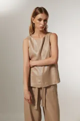 Musculosa color beige metalizado, de lino y viscosa, con cuello a la base y corte holgado.