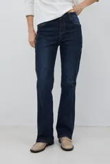 Jean de corte semi oxford en color azul oscuro con costuras laterales visibles y terminación de botamanga ampliada. Presenta un diseño de tiro medio con cierre y botón frontal, confeccionado en tejido de algodón.