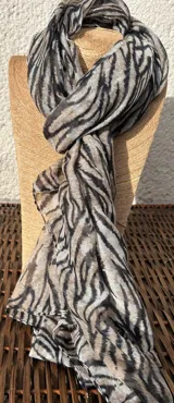 Chalina con estampado de cebra en tonos grises y marrones.