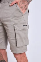 Bermuda color beige con bolsillos cargo laterales.