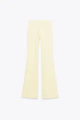 Pantalón negro de tiro alto con cintura elástica y corte acampanado.