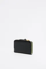 Monedero negro con textura brillante y estructura rígida. Cuenta con tirador de tejido, logo metálico BIMBA Y LOLA, acabados metálicos, tarjetero y monedero interior, cierre de cremallera e interior con logo grabado.