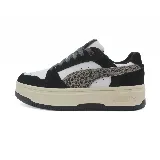 Zapatillas Puma Rebound Femme Low Animal, color blanco con detalles en negro y estampado animal print.