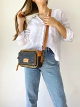 Bandolera de cuero con estampado de cocodrilo en tonos verde, marrón y negro. Tiene correa larga regulable, bolsillo interior y exterior.