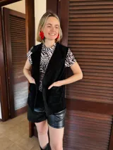 Blusa de manga corta con cuello alto y estampado animal print de cebra en tonos beige y negro.