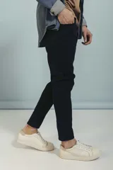 Pantalón de jean skinny color azul oscuro, tiro medio y corte ajustado.