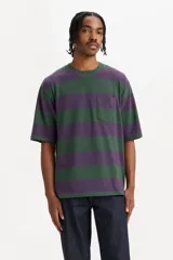Remera de manga corta a rayas horizontales verdes y violetas, con cuello redondo y bolsillo en el pecho.