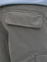 Short cargo gris de Jack & Jones, corte relajado, tiro medio, bolsillos cargo laterales, bolsillos traseros y cierre con cremallera.