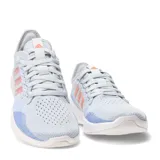 Championes Adidas Fluidflow 2.0 celestes con detalles en color coral y suela blanca.