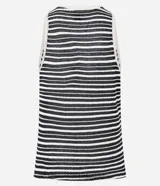 Musculosa de algodón con efecto ganchillo texturizado y rayas horizontales en blanco y negro. Tiene cuello redondo y sisas con ribete blanco.