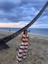 Conjunto marrón de chaleco largo sin mangas y pantalón palazzo acanalado.