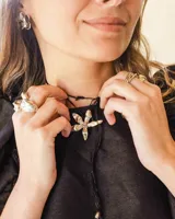 Anillo dorado con diseño de tres bandas entrelazadas.