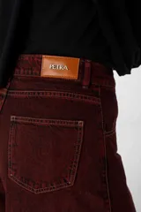 Pantalón de jean azul de corte ancho, con cintura alta y bolsillos delanteros y traseros.