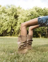 Bucaneras altas de cuero sintético negro con caña arrugada y taco cuadrado.