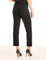 Pantalón negro de crepe, marca Zac & Rachel, con pretina de ecocuero y pasadores. Cierre frontal con broche interno, bolsillos delanteros funcionales y pierna recta entallada que termina por encima del tobillo.