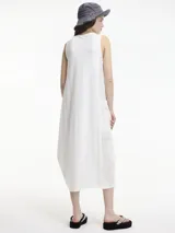 Vestido midi negro de silueta balloon con bolsillos laterales y mezcla de texturas en laterales y frente.