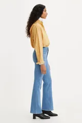 Pantalón de jean de tiro alto, corte ajustado en la cadera y muslo, y bota acampanada.