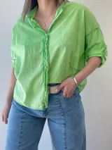 Camisa color ladrillo de corte holgado, con cuello mao y mangas 3/4 con trabilla.