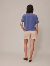 Remera azul de algodón con cuello redondo y mangas cortas.