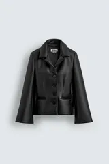 Blazer entallada negra de tejido compacto con efecto piel, cuello con solapas, manga larga evasé, bolsillos de vivo en cadera y cierre frontal con botones.