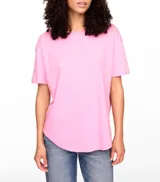 Remera rosa de corte boyfriend con logo de Gap bordado en el frente, cuello redondo y mangas cortas.