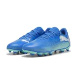 Championes de fútbol Puma Future 7 Play FG AG, color celeste con detalles en blanco y verde agua.