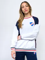 Buzo blanco con detalles en azul y rojo, con el escudo del Club Nacional de Football en el pecho.