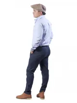 Pantalón de vestir en color negro con triple costura reforzada y corte moderno.