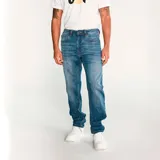 Pantalón de jeans de calce slim, color azul oscuro. Confeccionado con algodón y poliéster reciclado con spandex. Diseño de cinco bolsillos y logo CAT en la parte trasera.