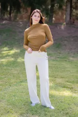 Pantalón de algodón gris con felpa interior, diseñado para ser cómodo y suave al tacto.