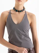 Top de punto color marrón, ajustado al cuerpo, con escote en V pronunciado y tirantes finos que se unen en la espalda.