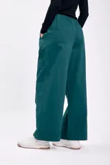Pantalón ancho verde con cintura elástica y bolsillos laterales.
