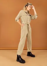 Botines negros de cuero con caña baja, puntera redondeada y cierre frontal con cremallera. Presentan paneles laterales de gamuza y suela track con plataforma.