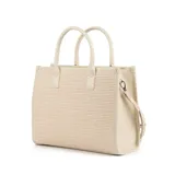Cartera grande tipo shopper color beige, confeccionada en rafia y cuero sintético. Tiene doble asa de mano, correa bandolera regulable y cierre superior. El interior está forrado en tela de algodón y poliéster, y cuenta con un bolsillo con cierre y dos bolsillos abiertos.