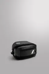 Neceser deportivo negro con compartimento principal con cierre mediante hebilla de liberación rápida, bolsillo lateral con cierre mediante cremallera y asa de mano. Marca Zara Athleticz.