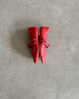 Ballerinas negras de cuero vegano con puntera charolada y doble tira sobre el empeine.