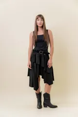 Pollera corta asimétrica de gamuza color marrón, con volados superpuestos y cintura elastizada. Incluye short interno.