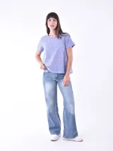 Blusa azul claro con pequeños calados en forma de flor.