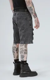 Bermuda de denim color gris oscuro con efecto desgastado, calce oversize, estilo cargo y múltiples bolsillos.