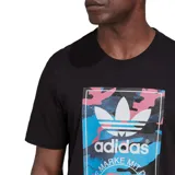 Remera negra de algodón con estampado rectangular frontal con el logo de Adidas y diseño camuflado en tonos celeste, rosa y blanco.
